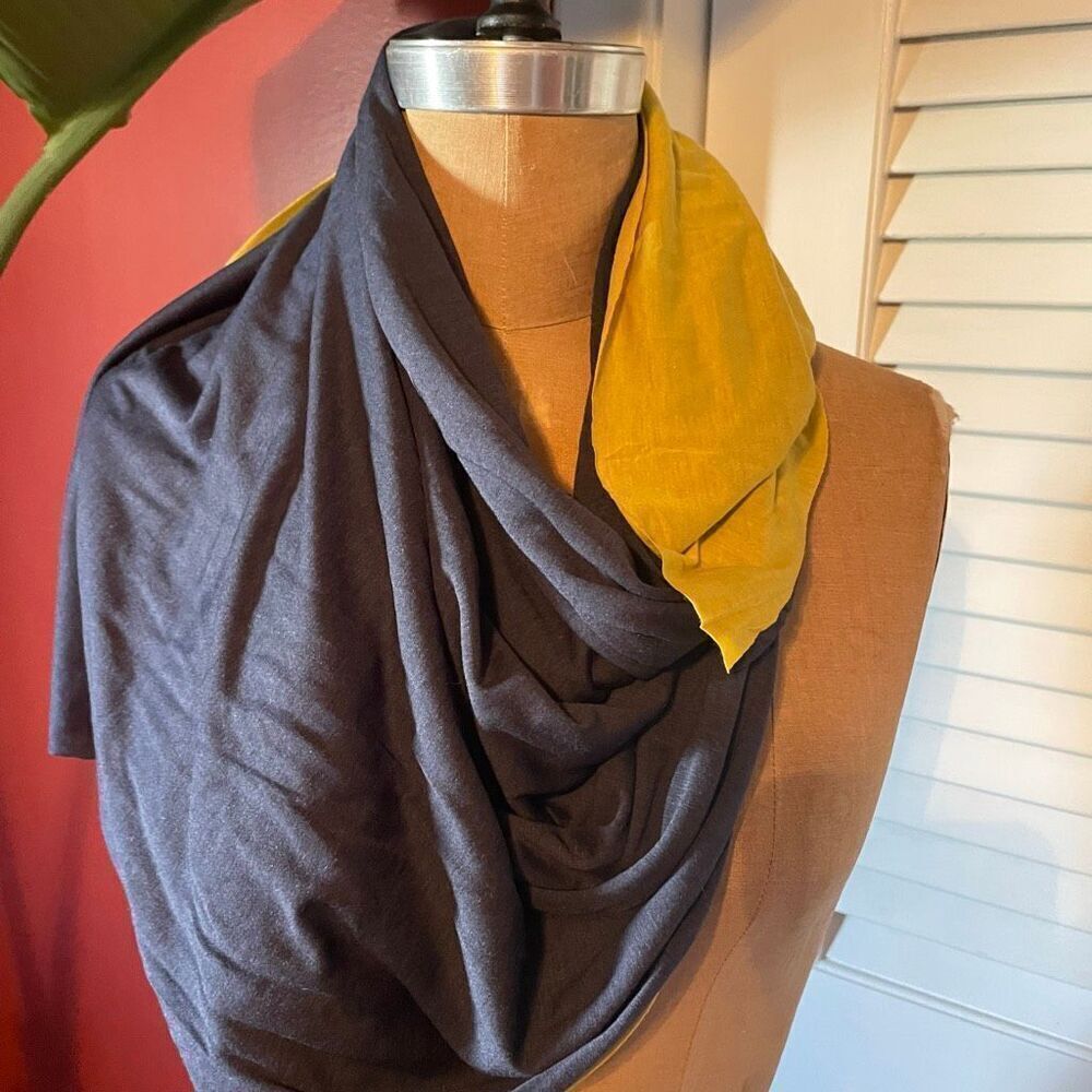 PUROTATTO | reversible navy gold scarf - Picture 8 of 9
